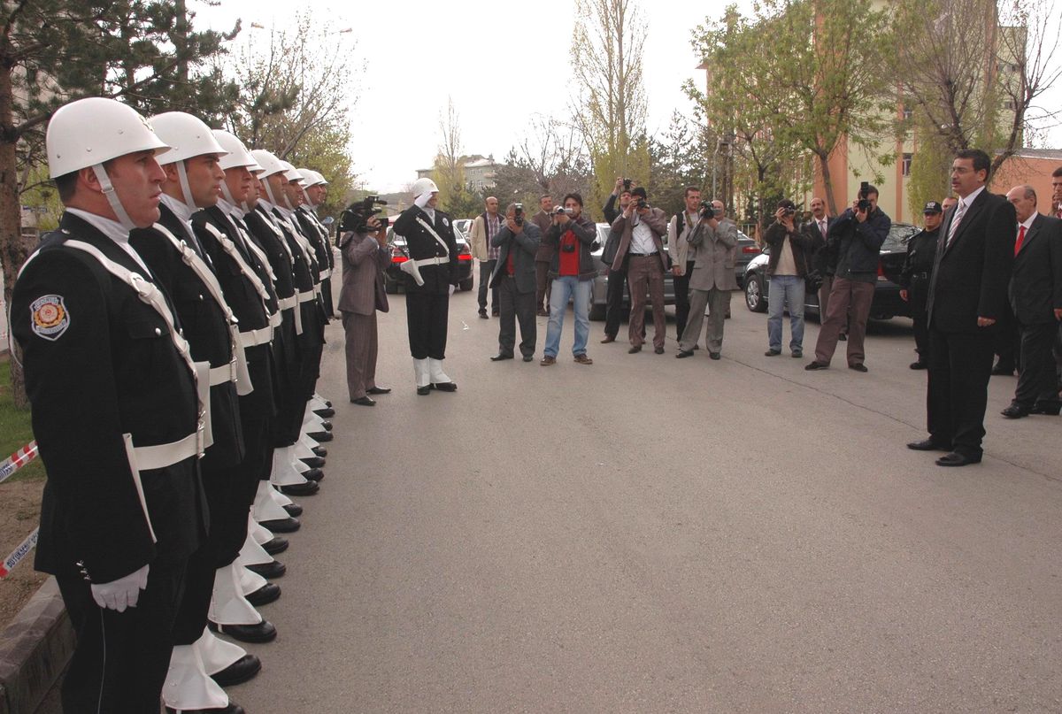 Vali Güvenç, Uğurlandı
