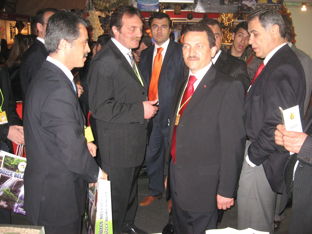 Gençlik Spor Genel Müdürü Atalay, Ankara'da Kurulan Düzce Standını Gezdi