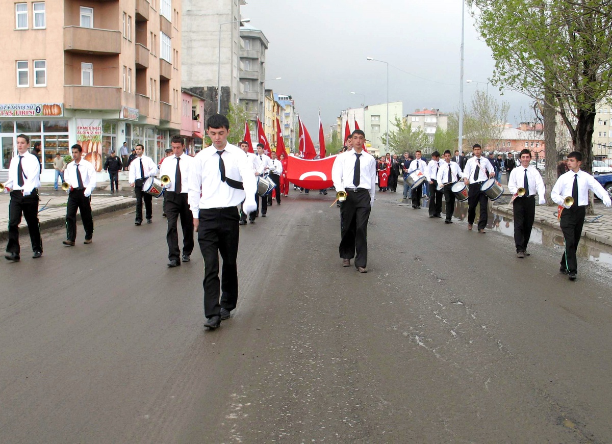 Kars'ta 'Gençlik Yürüyüşü' Düzenlendi