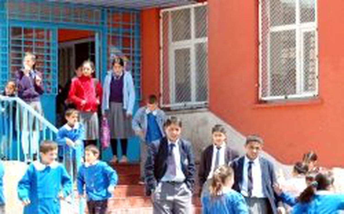 Kars'ta Tel Örgülü Okul Cezaevini Andırıyor
