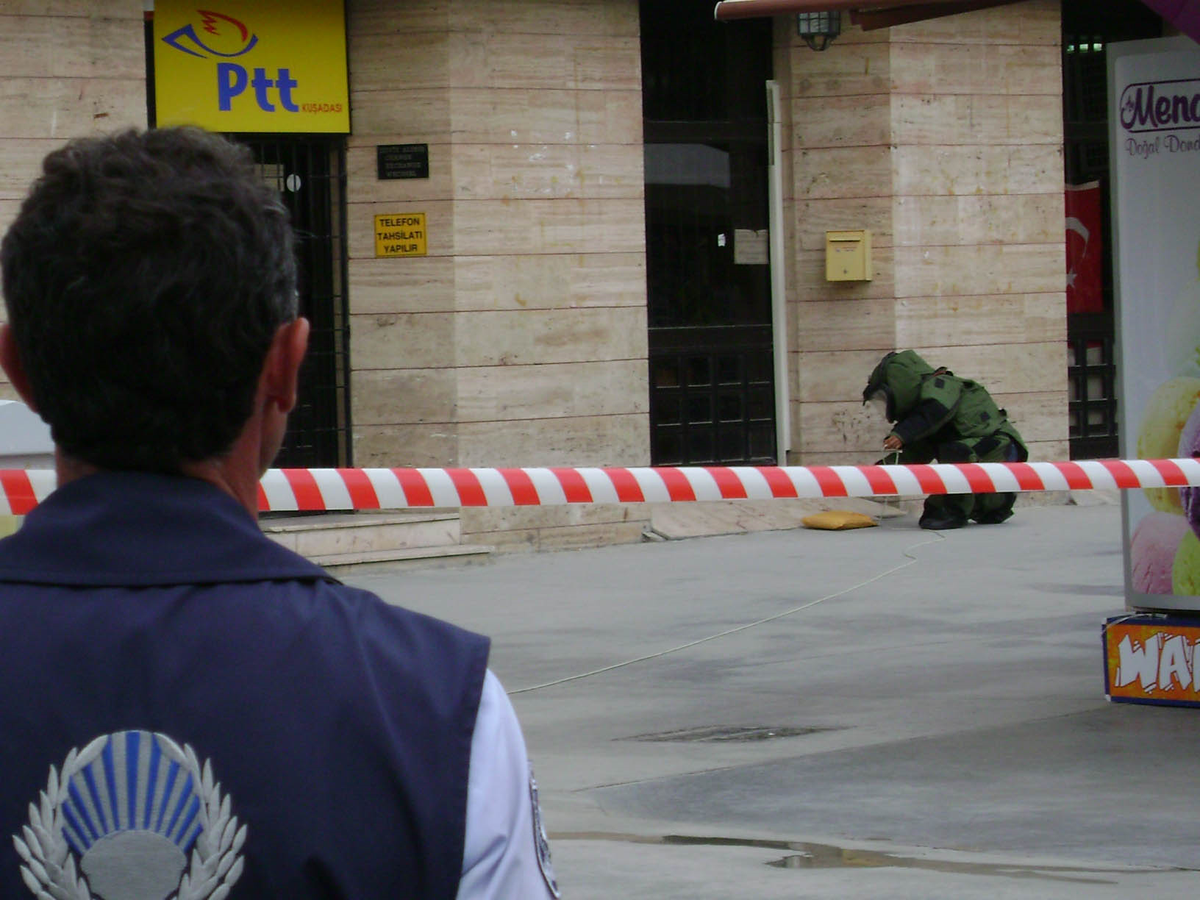 Şüpheli Paketten Mektup Çıktı