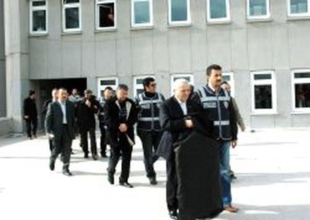 12 Polis Rüşvete Bulaştı