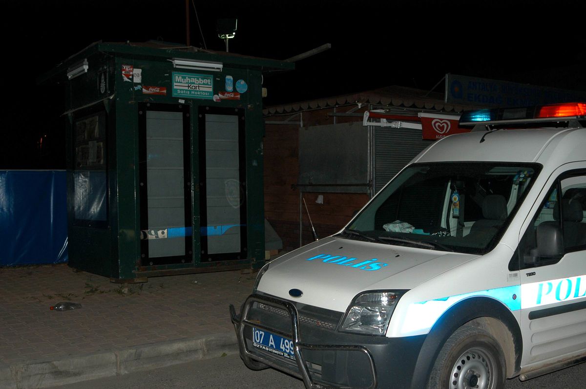 Antalya'da Gazete Büfesine Saldırı