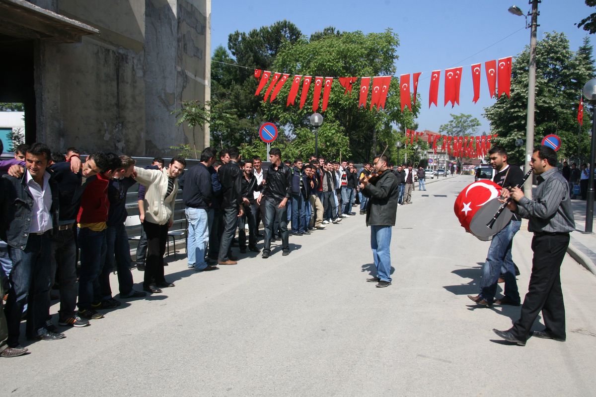 Asker Adaylarına Davul Zurnalı Uğurlama