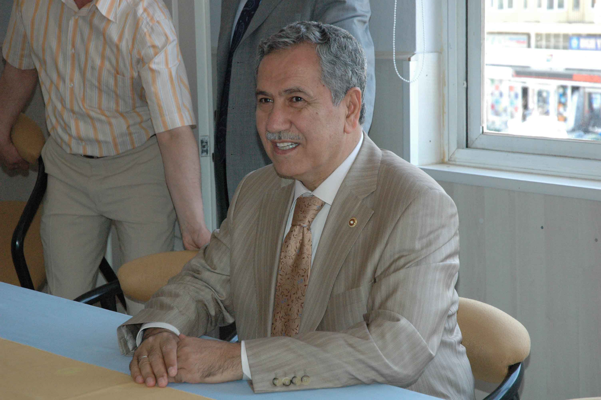 Bülent Arınç'tan Türban Sorularına Fıkralı ve Şiirli Cevap