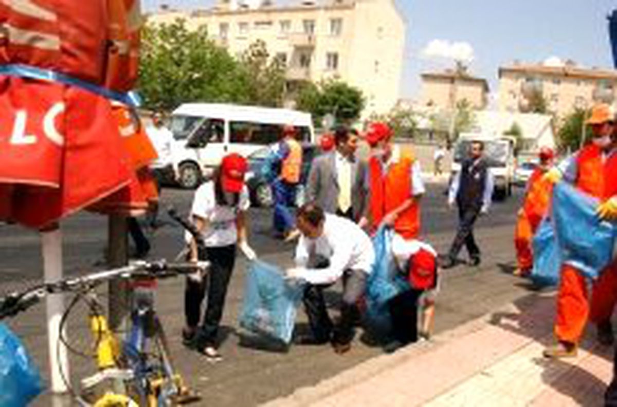 Diyarbakır'da Öğrenciler ve Belediye Başkanlarından Temizlik Kampanyası