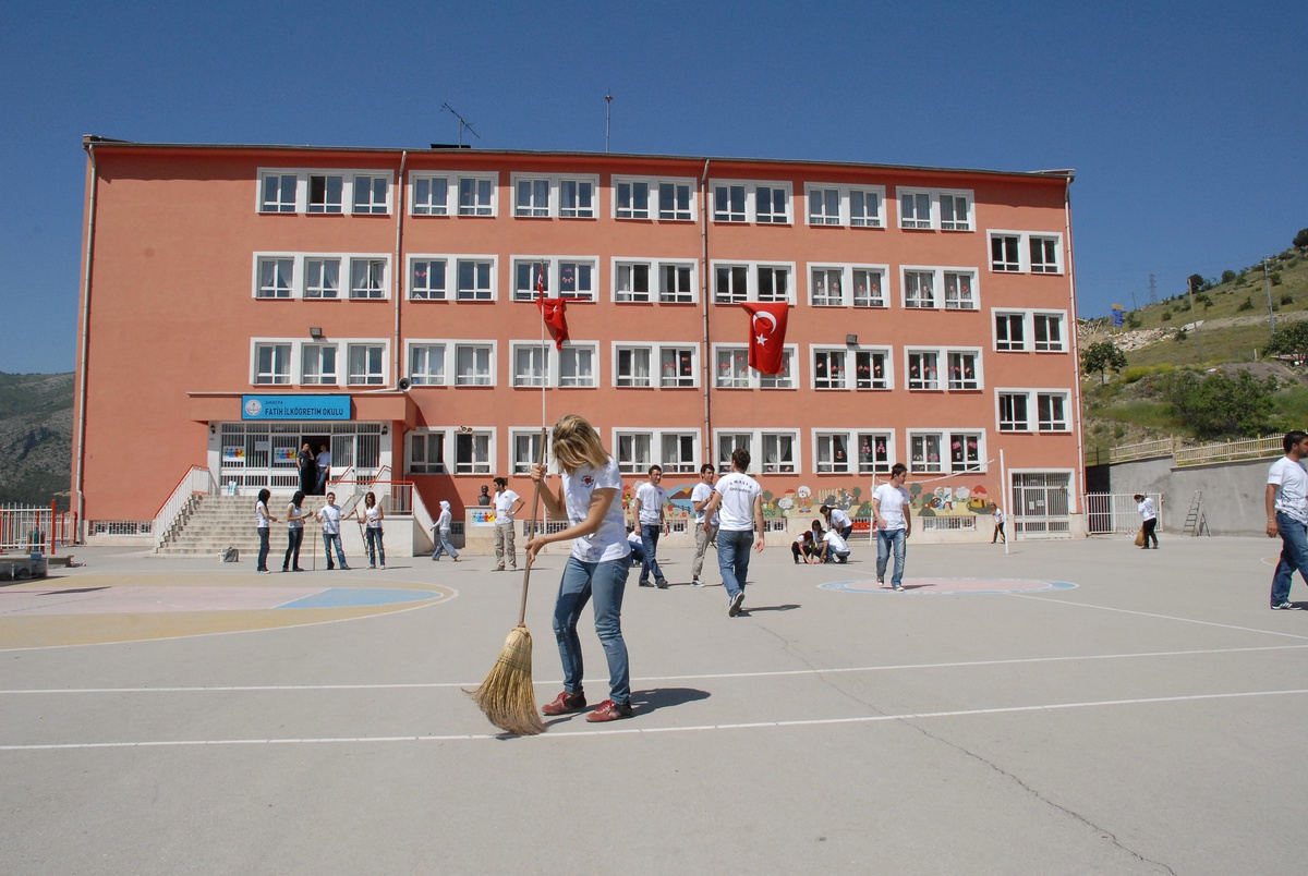 Toplum Gönüllüsü Üniversitelilerden Örnek Tavır