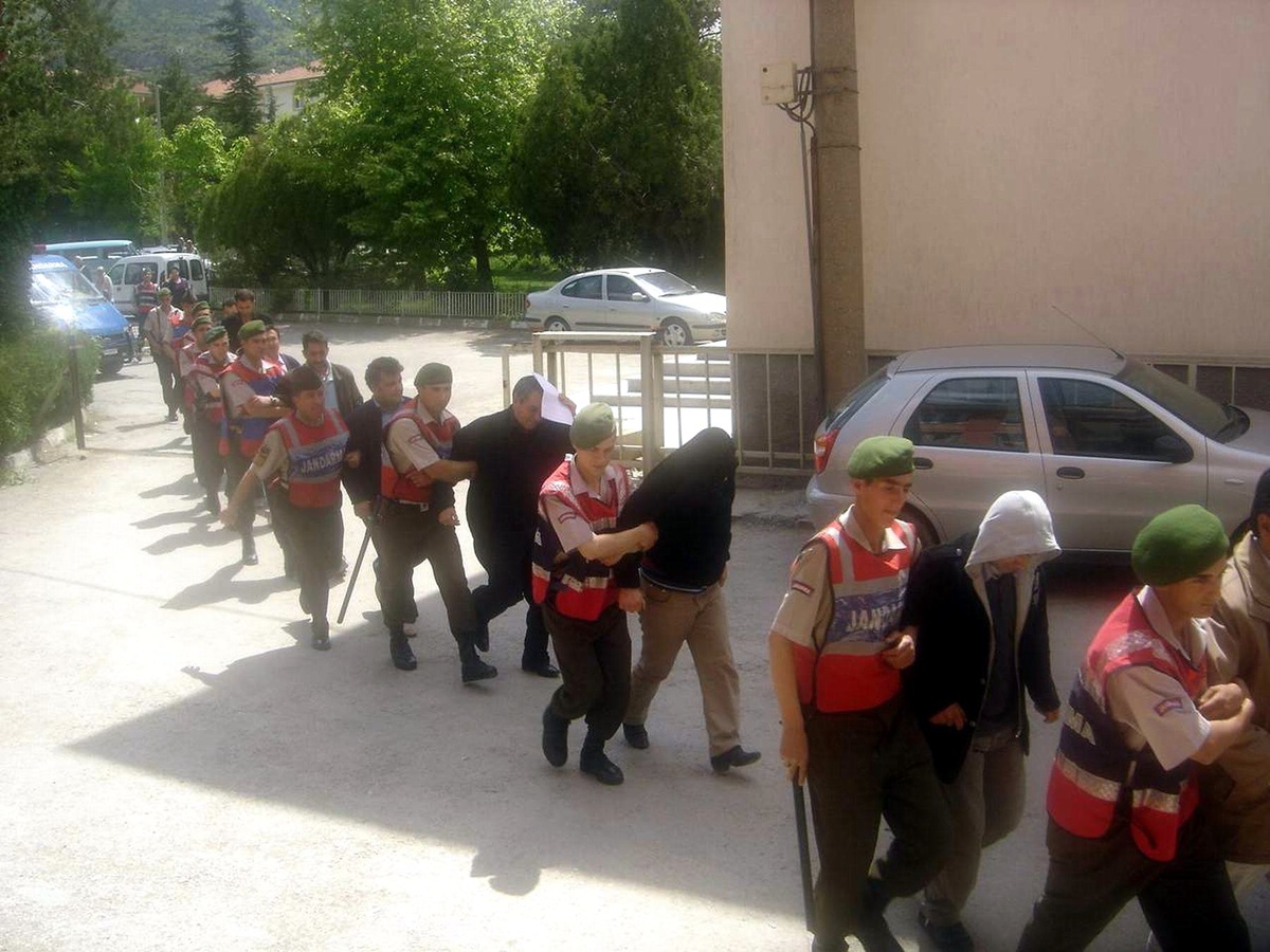 'Vize' Operasyonu Zanlıları Adliyeye Sevk Edildi