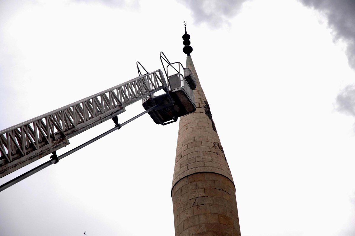 Yıldırım Düşen Caminin Minaresi Hasar Gördü