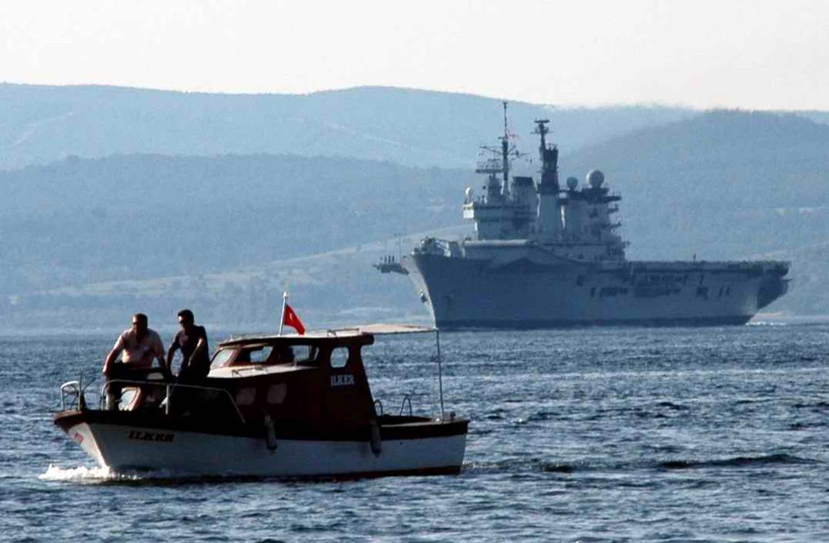 İngiliz Uçak Gemisi Çanakkale Boğazı'ndan Geçti