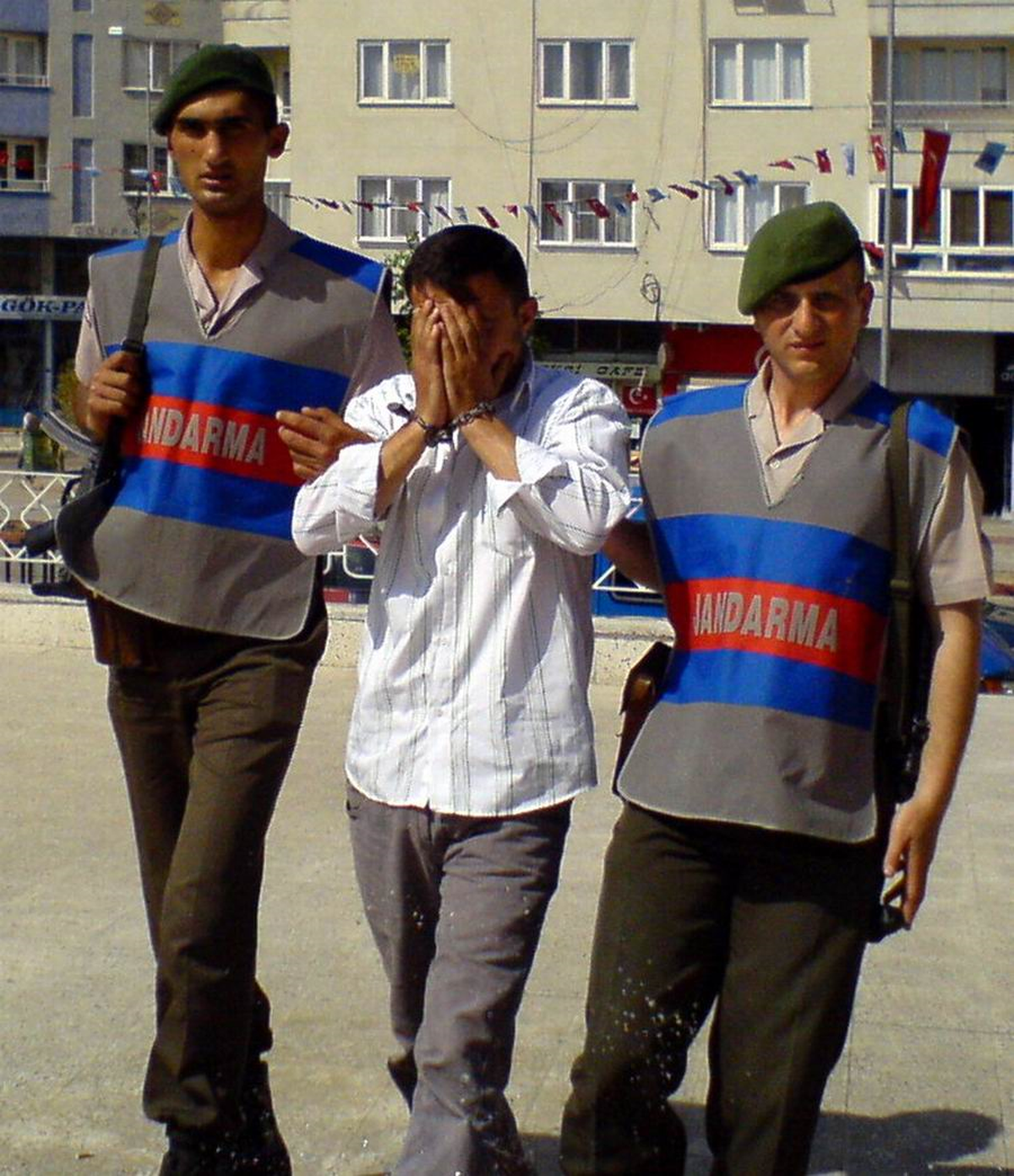 Market Faresi Yakayı Ele Verdi