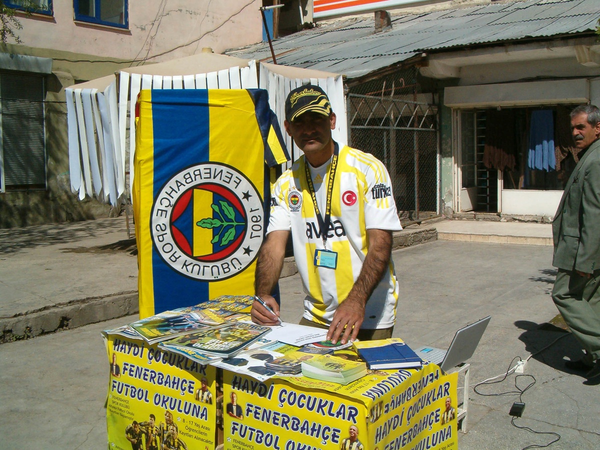 Muş Fenerbahçe Futbol Okulu'na Başvurmak İsteyenler İçin Varto'da Stand Açıldı