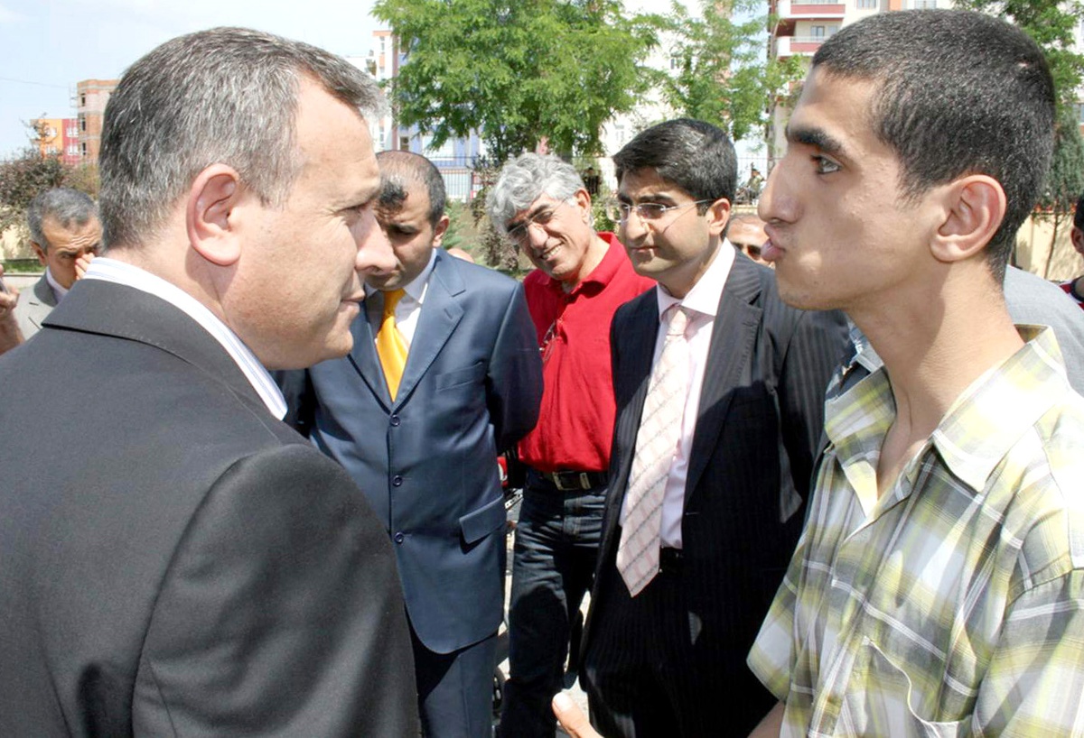 Özürlü Genç Batman Valisi Kızılcık'tan İş İstedi