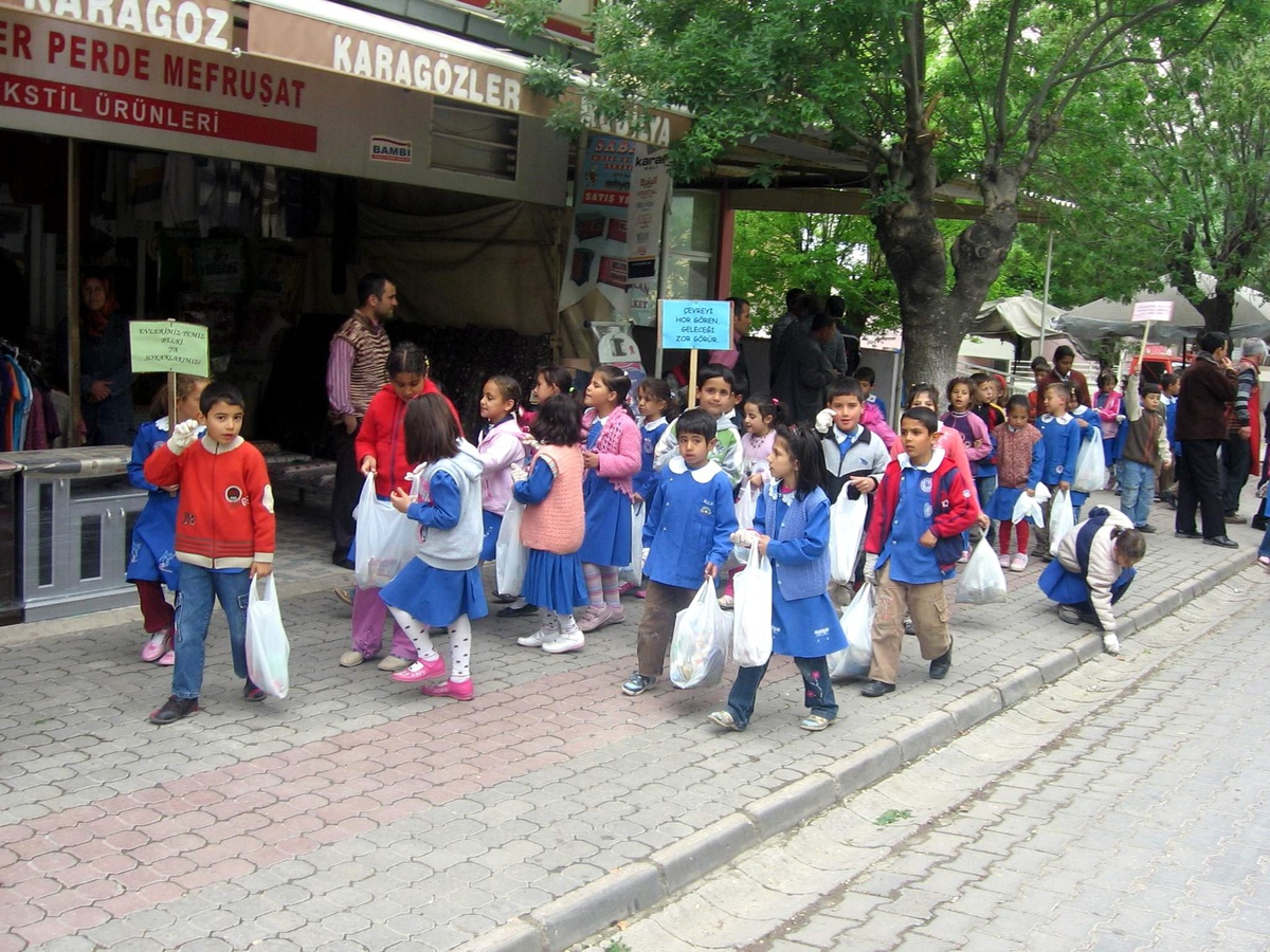 Çevreci Öğrenciler Büyüklerine Örnek Olmak İçin Çöp Topladı