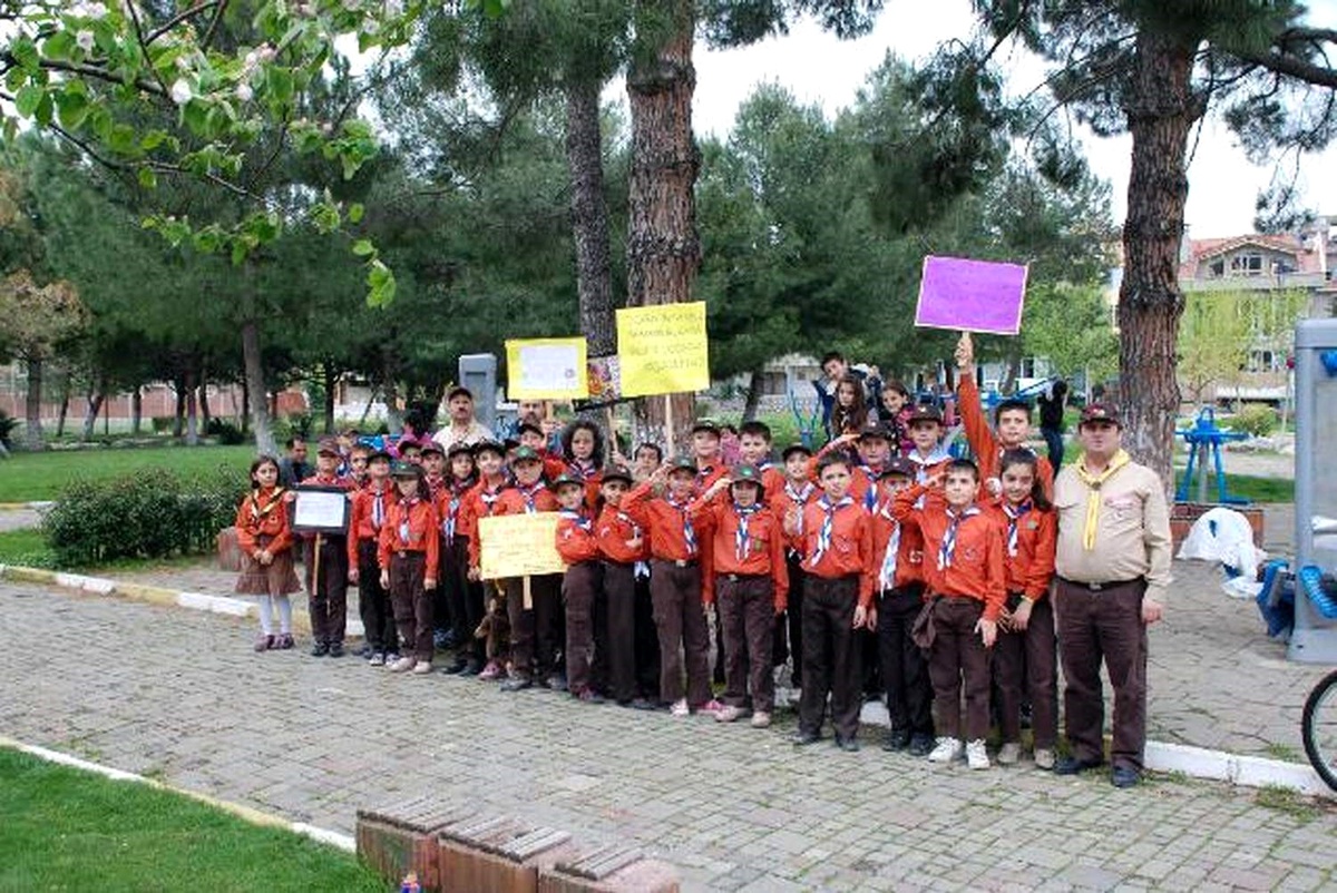 Gönen'de İzcilerden Çevre Temizliği