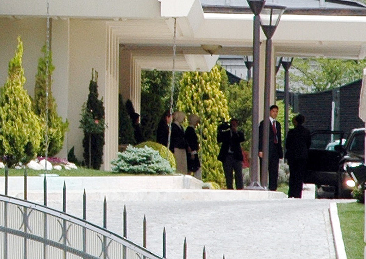 Hayrunnisa Gül'den Emine Erdoğan'a Jest