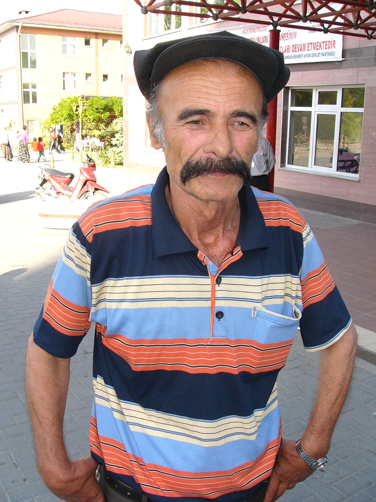 Kenenin Isırdığı Kadın Kkka Şüphesiyle Hastaneye Kaldırıldı
