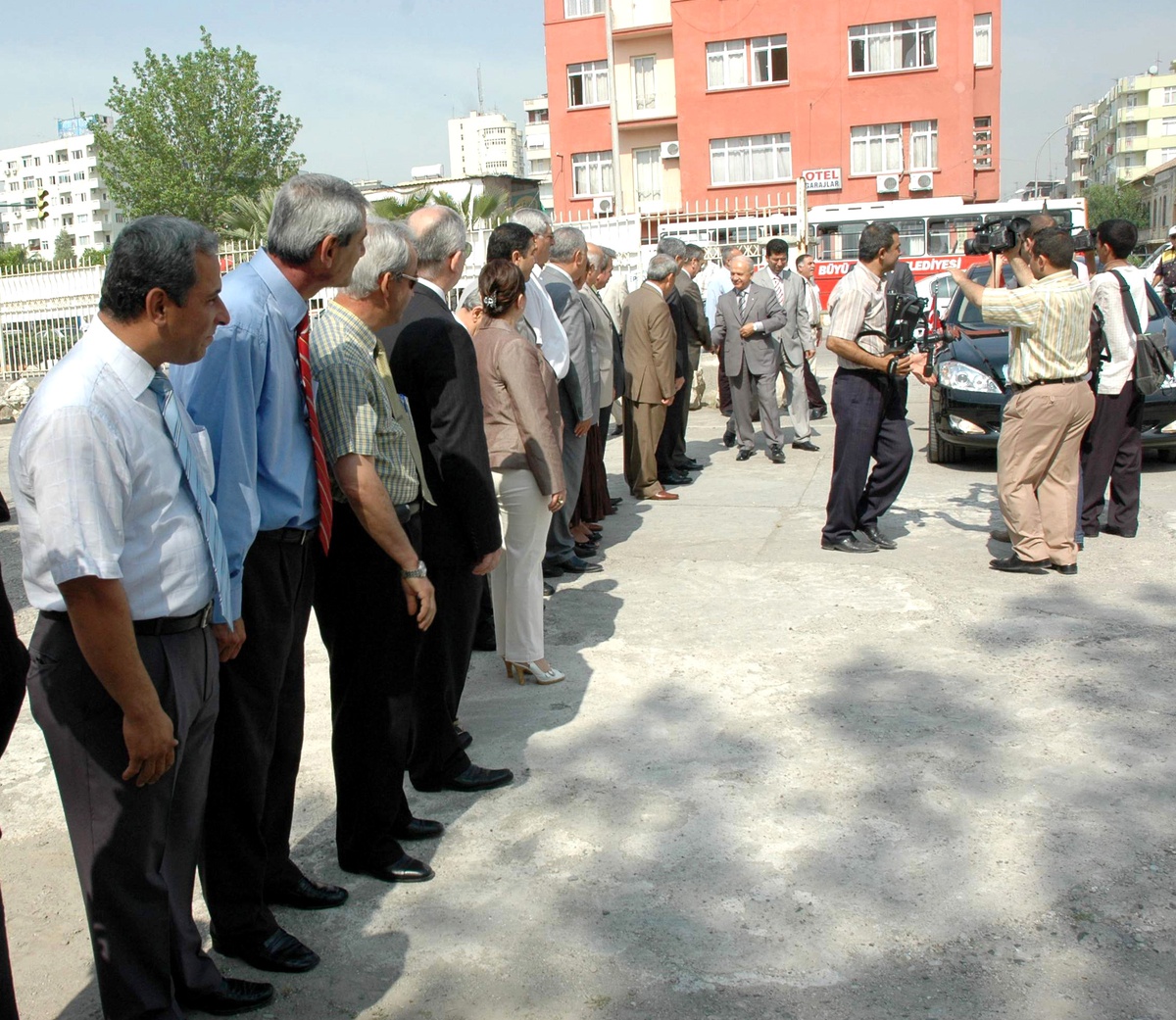 Vali Karşılama Kuyruğu