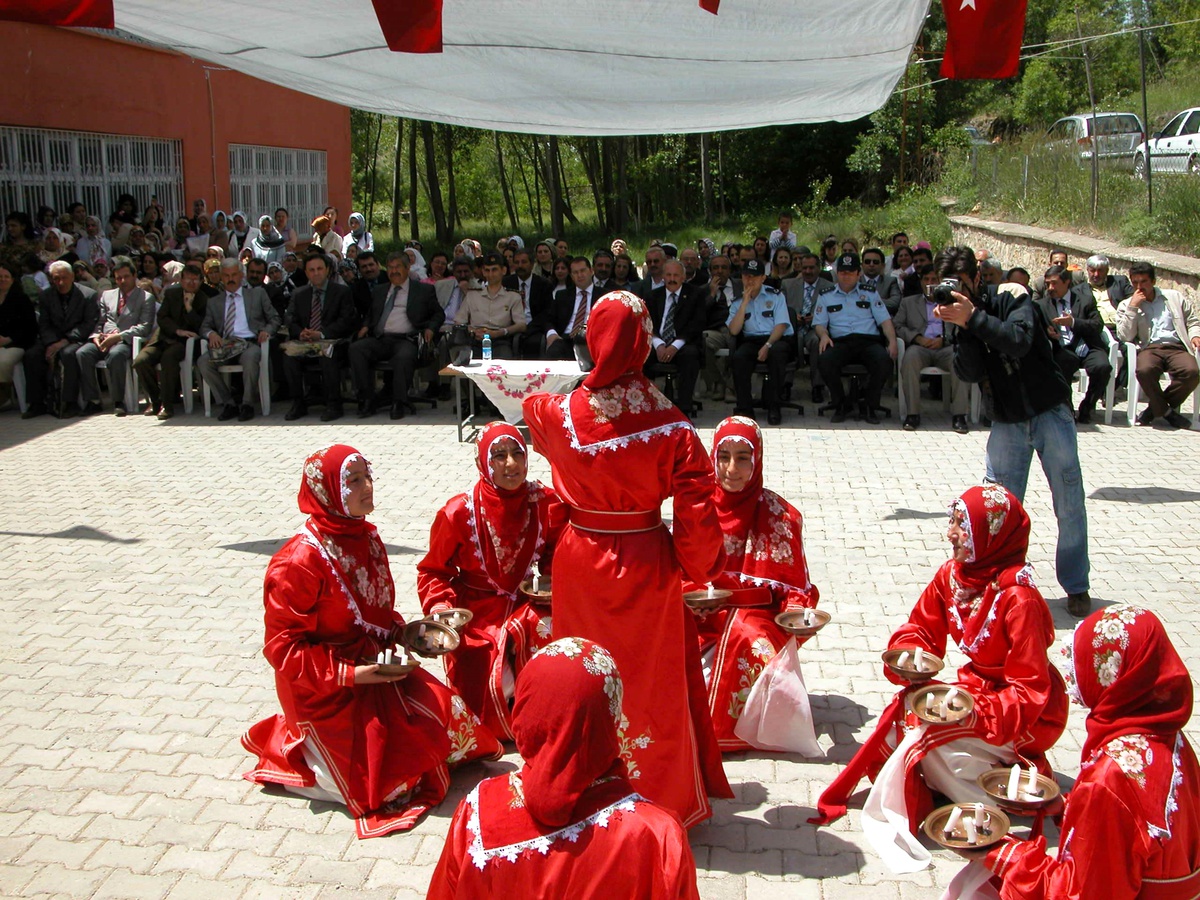 Arapgir'de Halk Eğitim Sergisi Açıldı ve Sertifika Töreni Düzenlendi