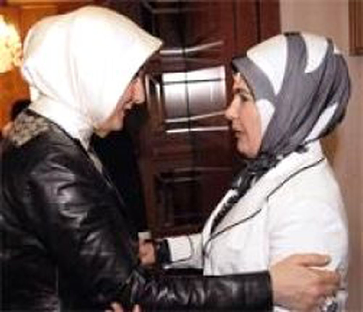 Çay Davetinde 'Aramız İyi' Pozu
