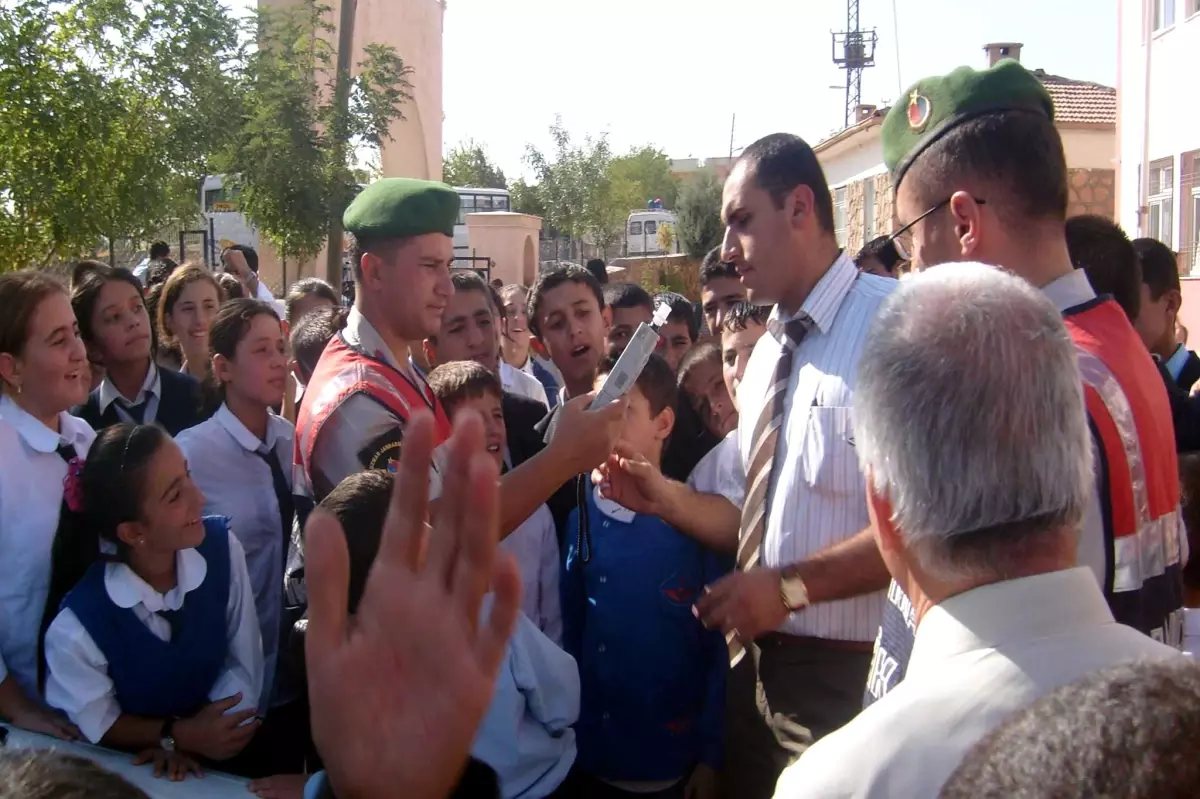 Jandarma Midyatlı Öğrencilere Trafik Semineri Veriyor