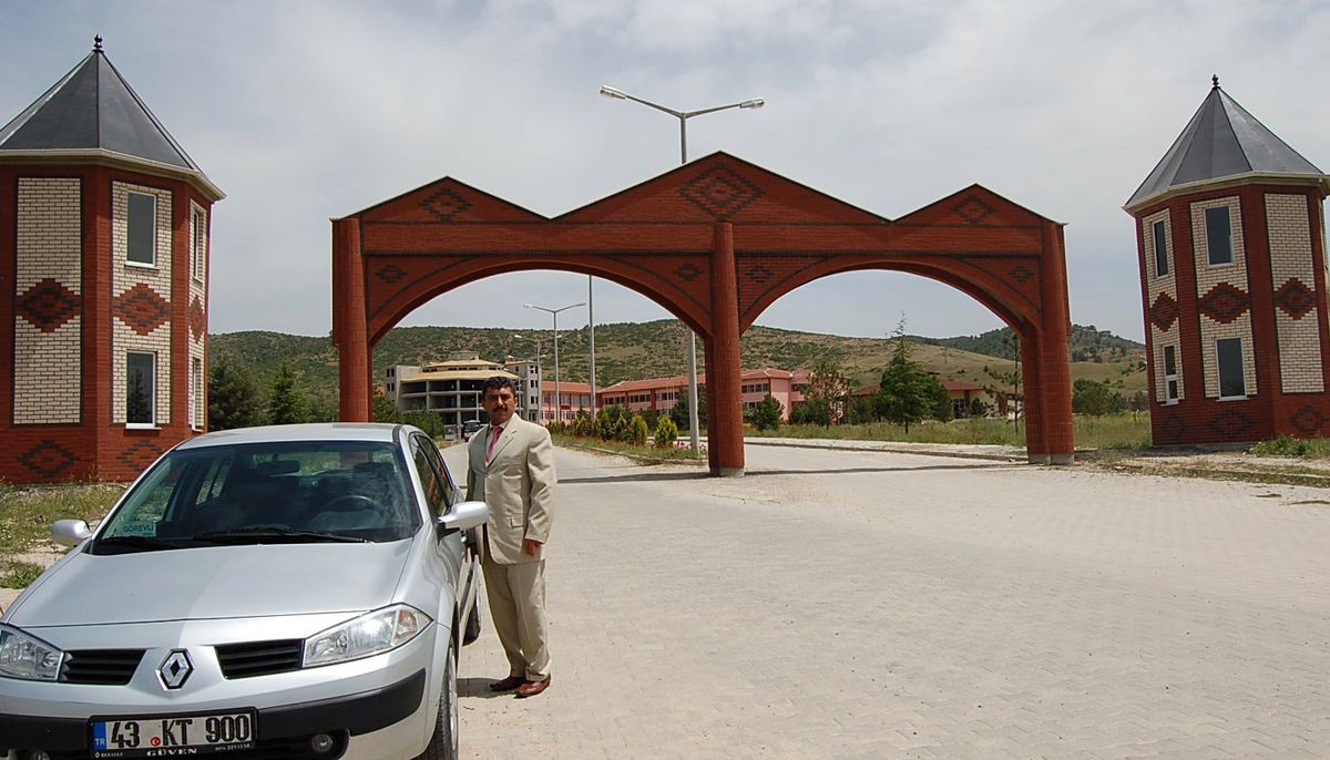Simav'da Kampus Girişine Modern Selçuklu Kapısı