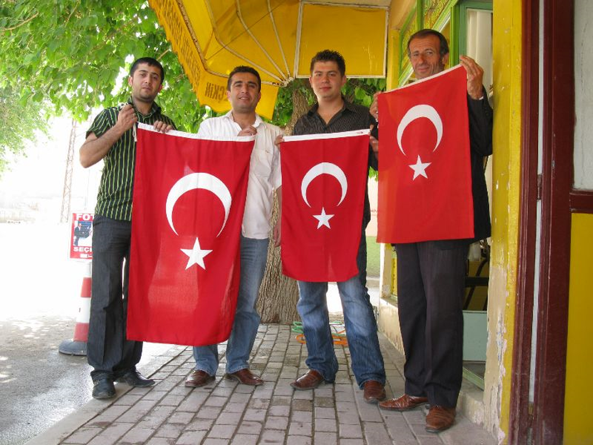 Arabanlı Esnaf, Tarihi Kaleye Büyük Türk Bayrağı Dikilmesini İstiyor