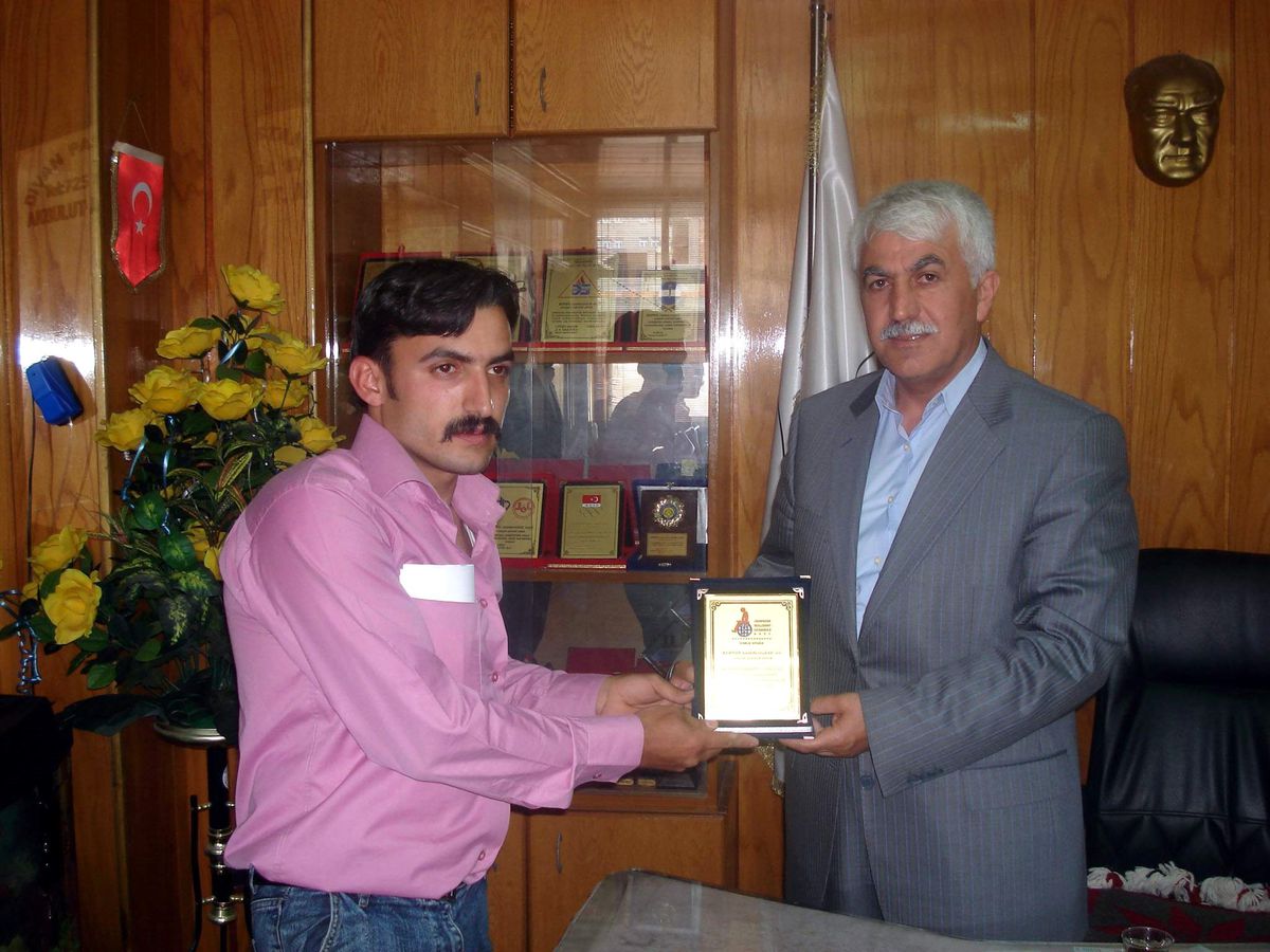 Bedensel Engelliler Derneği'nden Başkan Toprak'a Plaket
