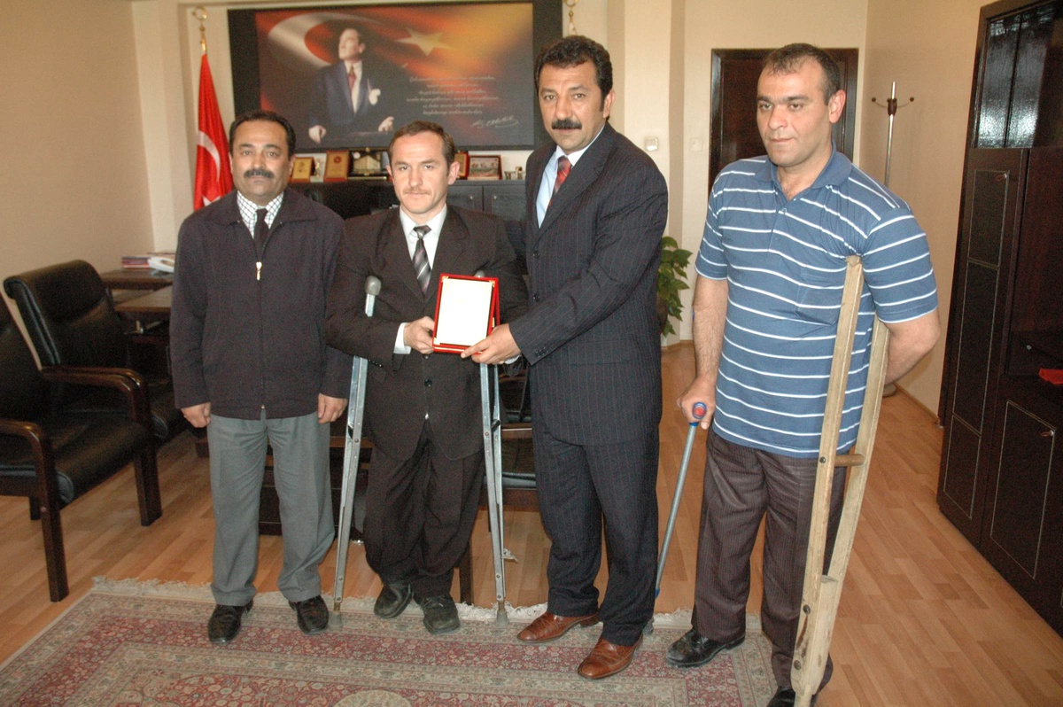 Engelli Spor Kulübü Yönetimi, Kendilerine Destek Verenlere Teşekkür Plaketi Verdi