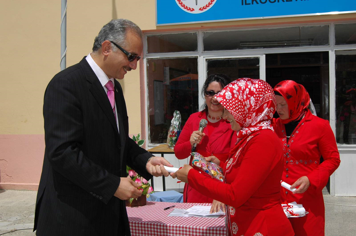 Genç Kızlardan Göz Nuru Sergisi