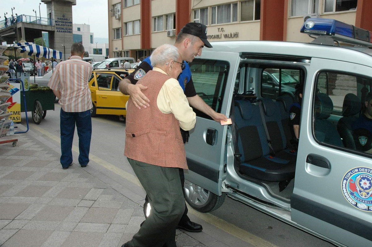 Yolunu Şaşıran Yaşlı Adama Polis Şefkati
