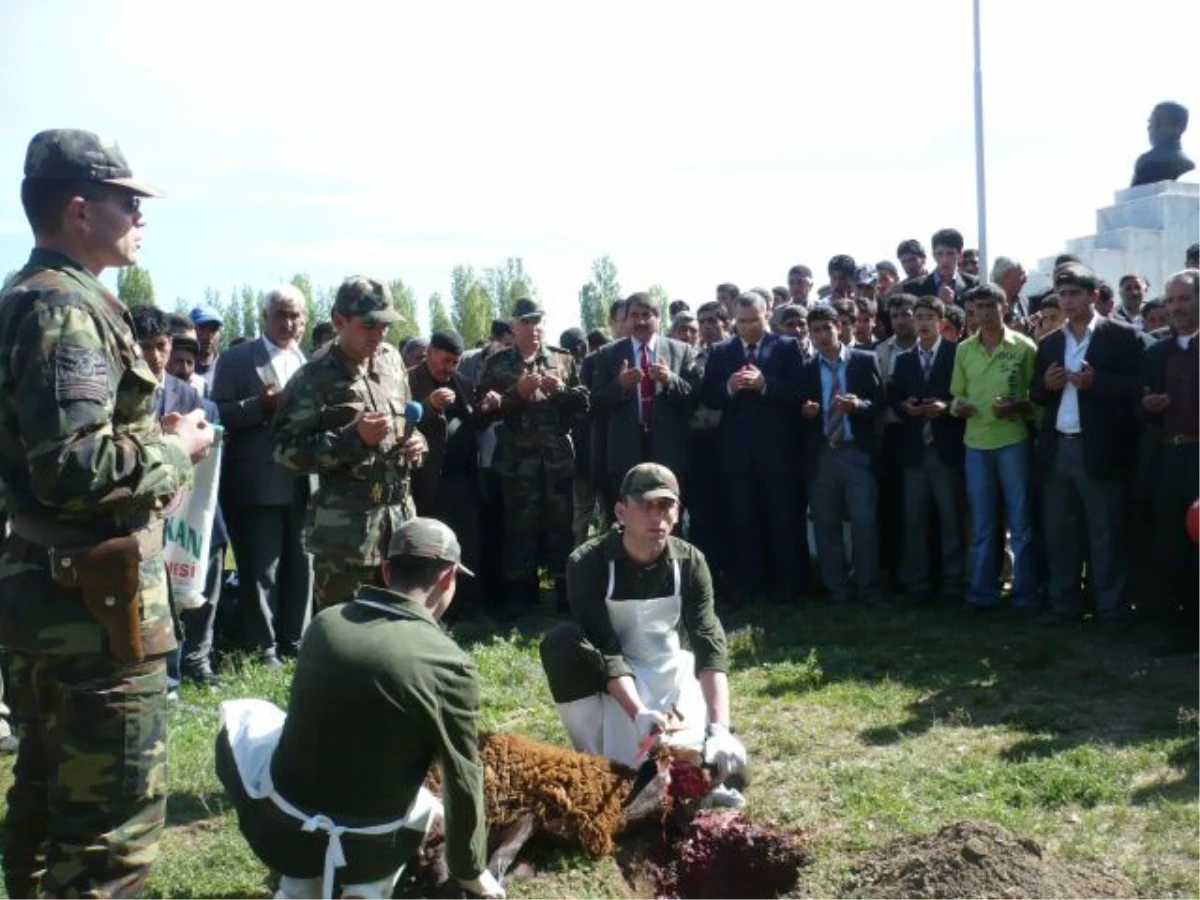 Asker Adaylarına Düğün Gibi Uğurlama Töreni