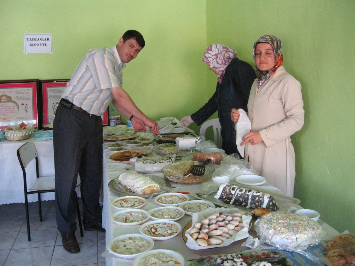 Derik'te Fakir ve Yetim Ögrenciler Yararına Açılan Kermes Büyük İlgi Görüyor