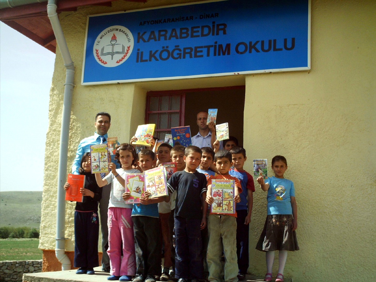 Dinar'da Havacılık Kulübünden Kitap Bağışı