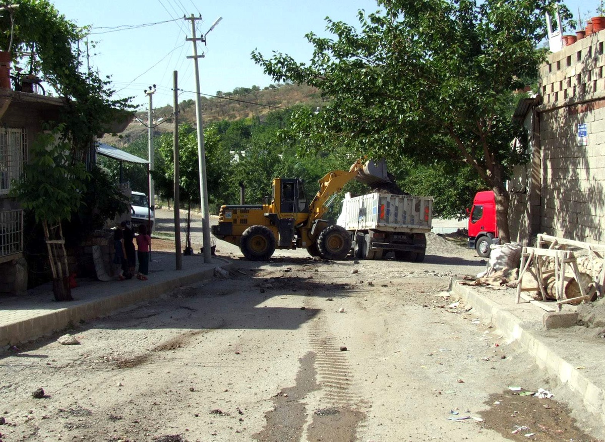 Eski Besni Caddesi'ne Parke Taşı Döşeniyor