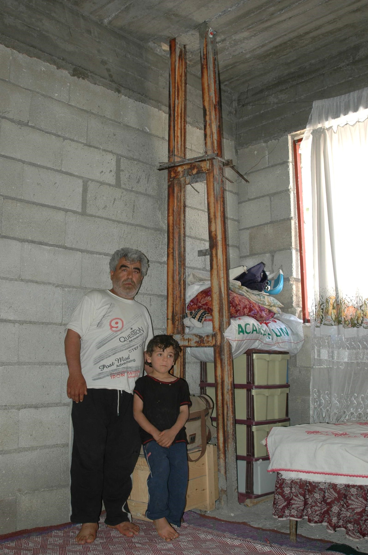 İçinden Elektrik Direği Geçen Ev, Görenleri Hayrete Düşürüyor