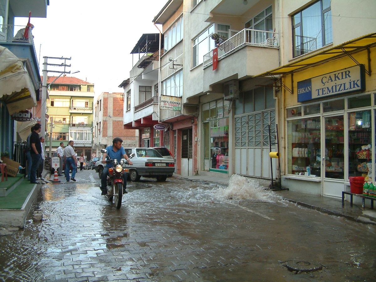 İsale Hattı Patlayınca Deprem Paniği Yaşandı