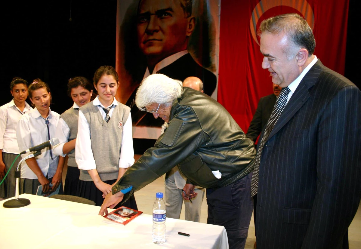 Türk Sinemasının Ünlü Oyuncusu Cüneyt Arkın, Iğdır\'da Öğrencilerle Buluştu