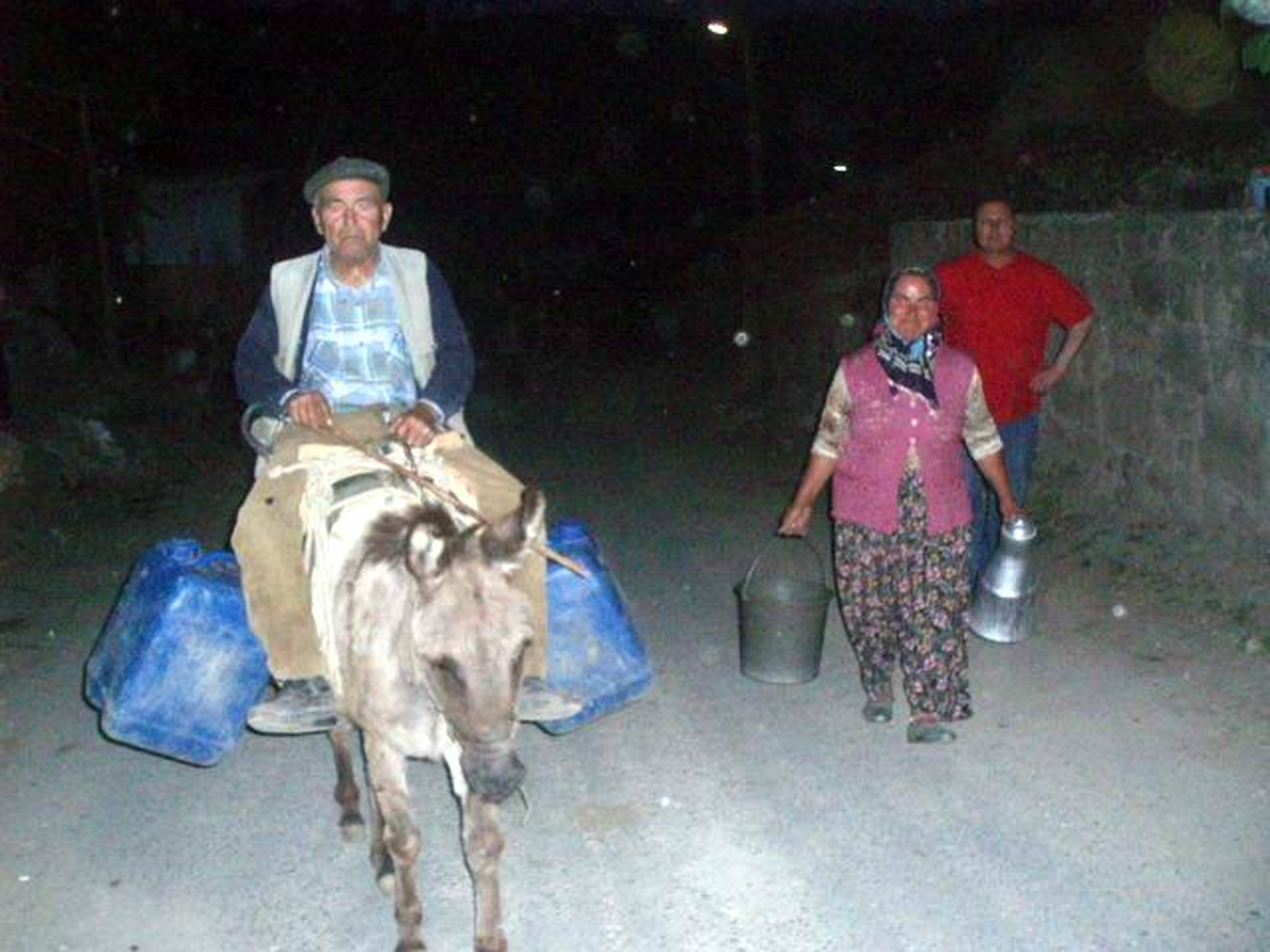 Havran'da Köylüler Eşekle Su Taşıyor
