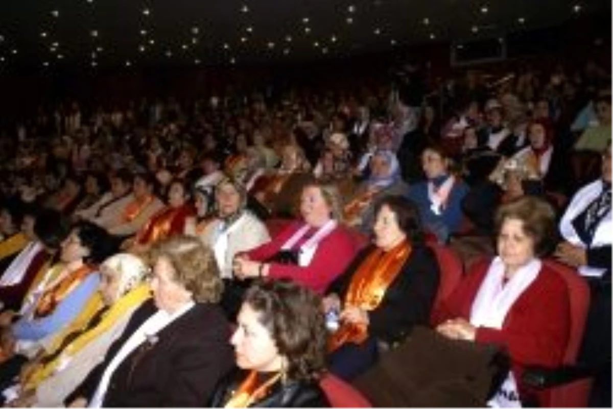 AKP Kongresine \'Komünist\' Katılım