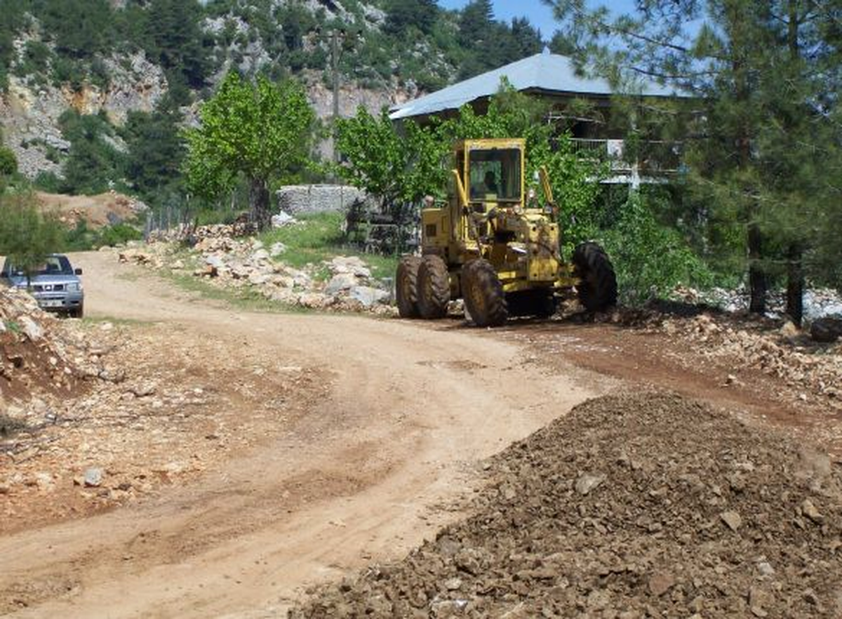 Feke'de Köy Yollarının Altyapı ve İyileştirme Çalışmaları Sürüyor