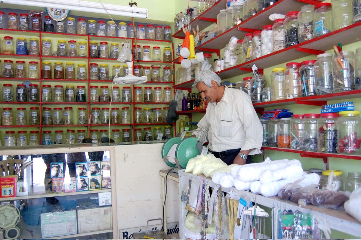 İlçenin Tek Aktarı Baba Mesleğini Ayakta Tutmaya Çalışıyor