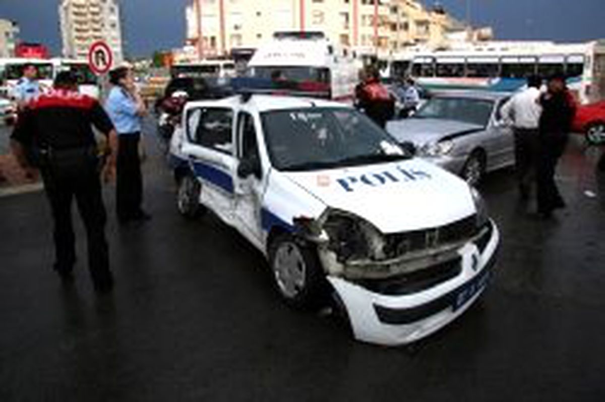 Otomobil Resmi Polis Aracıyla Çarpıştı: 1 Yaralı