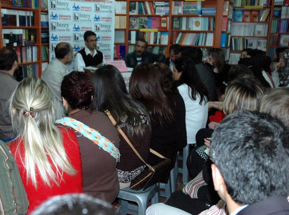 Üniversite Kitabevinde Pazar Söyleşisi