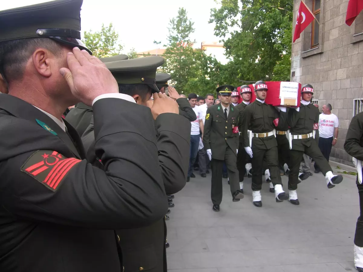 Isparta Şehidine Ağladı