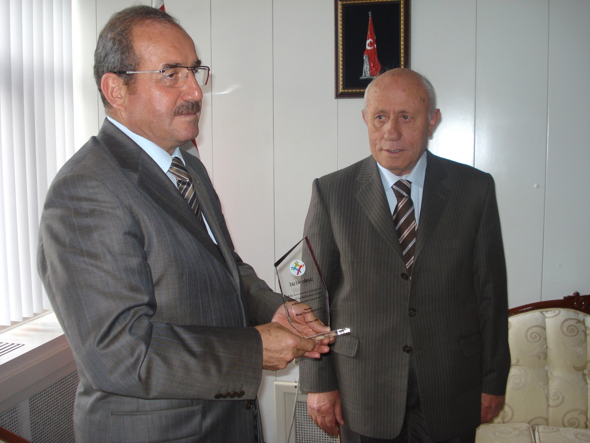 Kütahyalı İş Adamı Rıza Güral'a Başbakan Erdoğan'dan Plaket