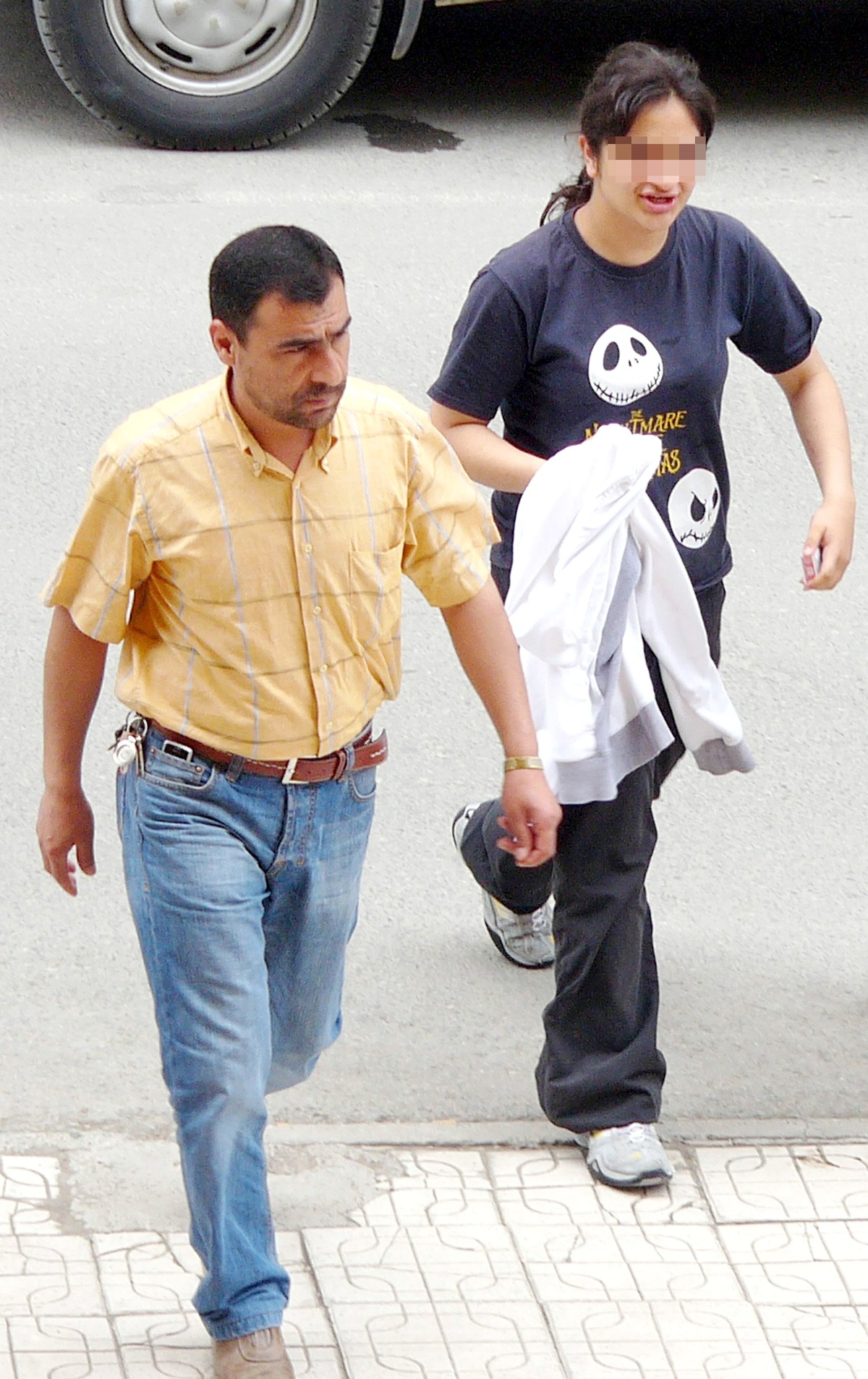 16 Yaşındaki Genç Kız, Polise Sinirlenip Ekip Aracının Aynasını Kırdı