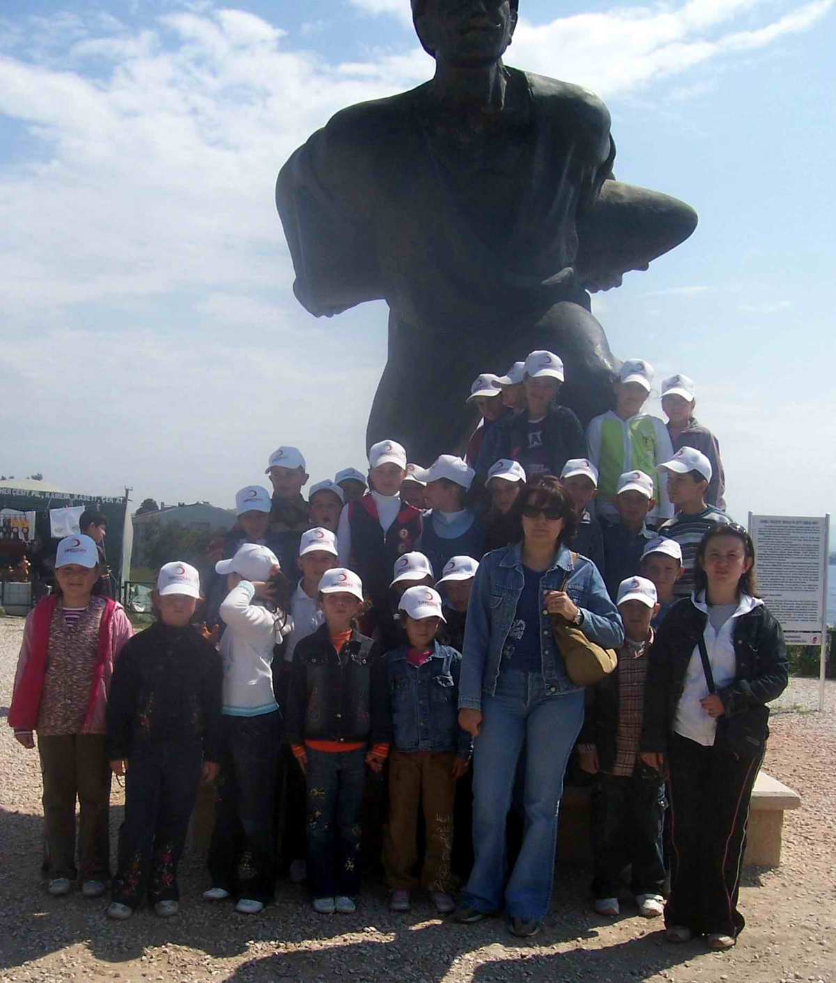 Kızılay Gelibolu Şubesi Öğrencilere Şehitlikleri Gezdiriyor