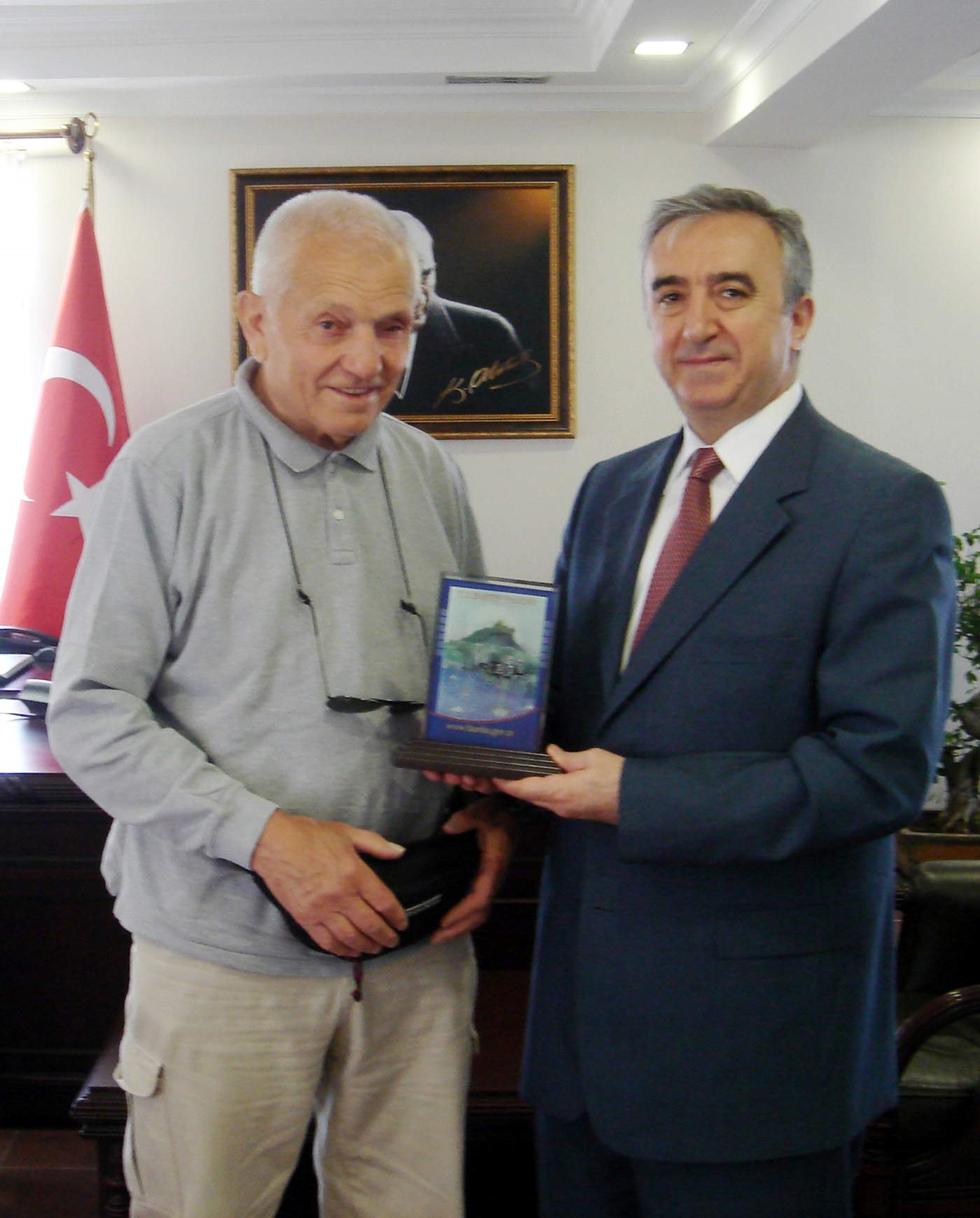 Validen Gurbetçiye Şükran Plaketi