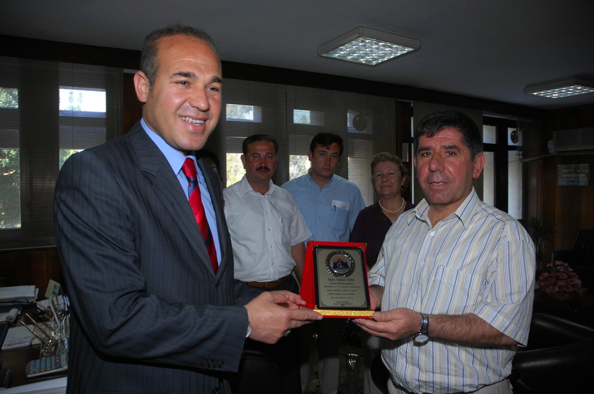 Ceyhan Lisesi'nden Başkan Sözlü'ye Teşekkür Plaketi.